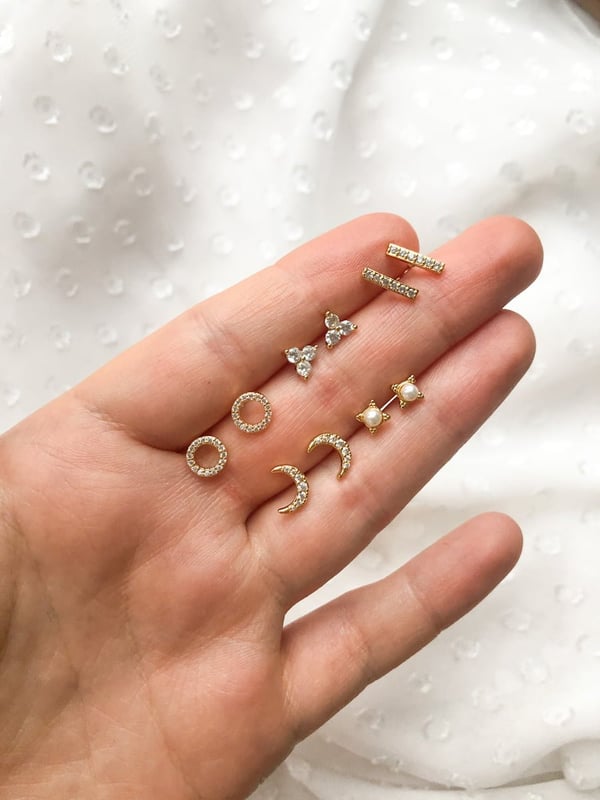 Pozłacany kolczyk kółeczko z jasnymi cyrkoniami - 1 szt.