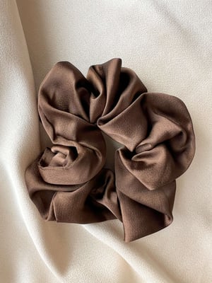 Brązowa gumka do włosów scrunchie