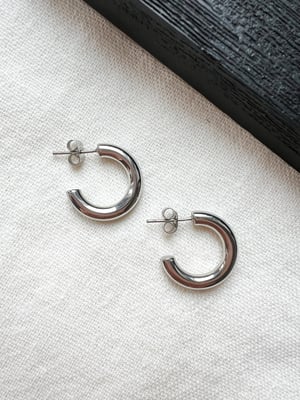 Srebrne kolczyki koła Classic Hoop M