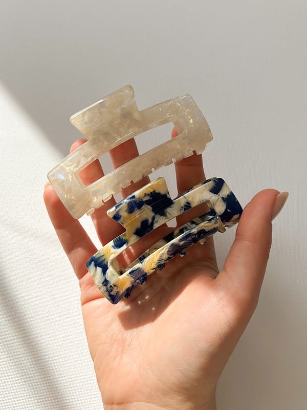 Duża beżowa szylkretowa spinka do włosów