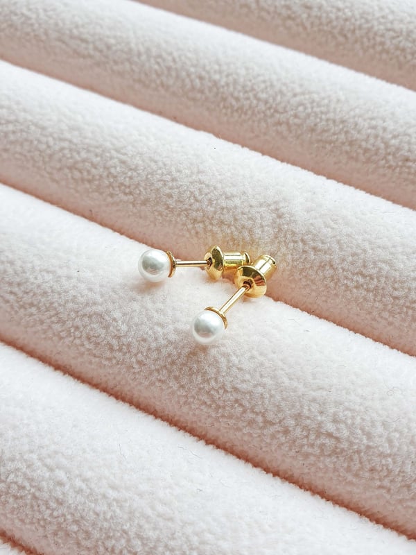 Pozłacany kolczyk z mini perłą - 1 szt.