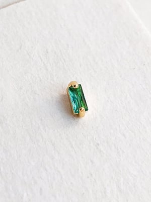 Delikatny kolczyk ze Szmaragdem - 1 szt.