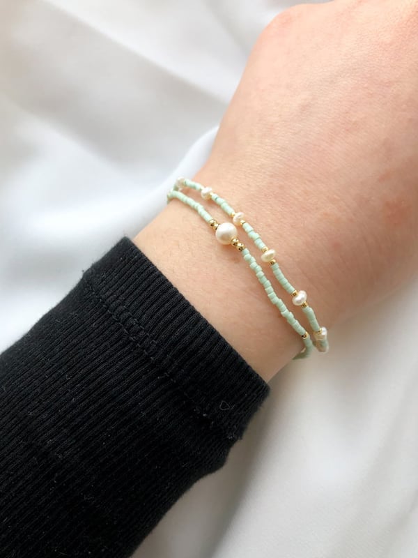 Pleciona miętowa bransoletka z jedną perełką i złotymi koralikami