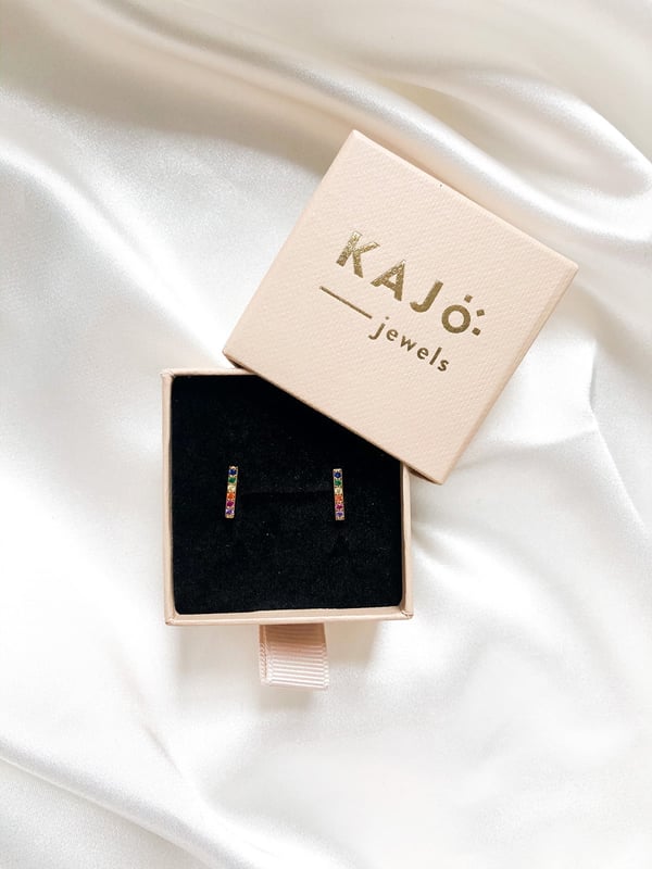 Pozłacane kolczyki kreski z tęczowymi cyrkoniami