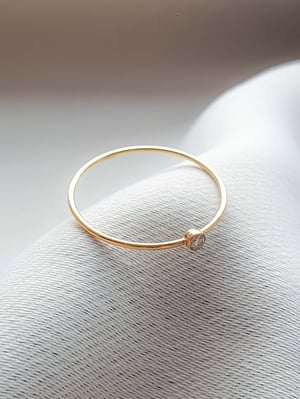 Wodoodporna cieniutka obrączka z okrągłą cyrkonią