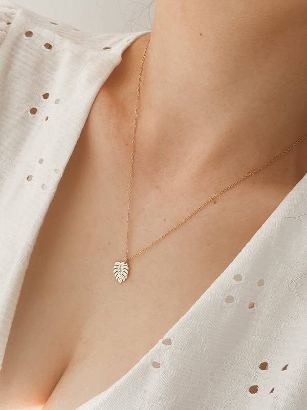 Pozłacany naszyjnik z monsterą