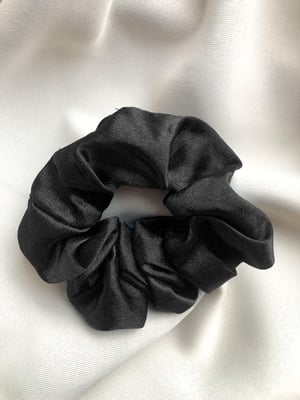 Czarna gumka do włosów scrunchie