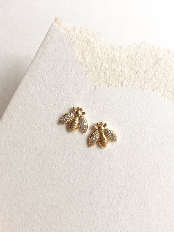 Delikatny kolczyk z pszczołą Golden Bee - 1 szt.