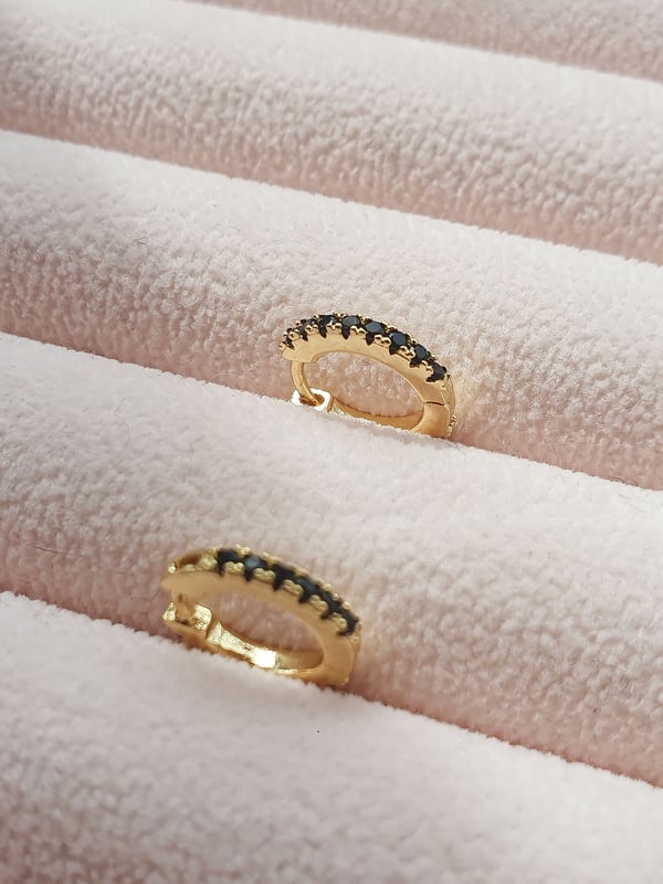 Kolczyki kółka huggies z czarnymi cyrkoniami