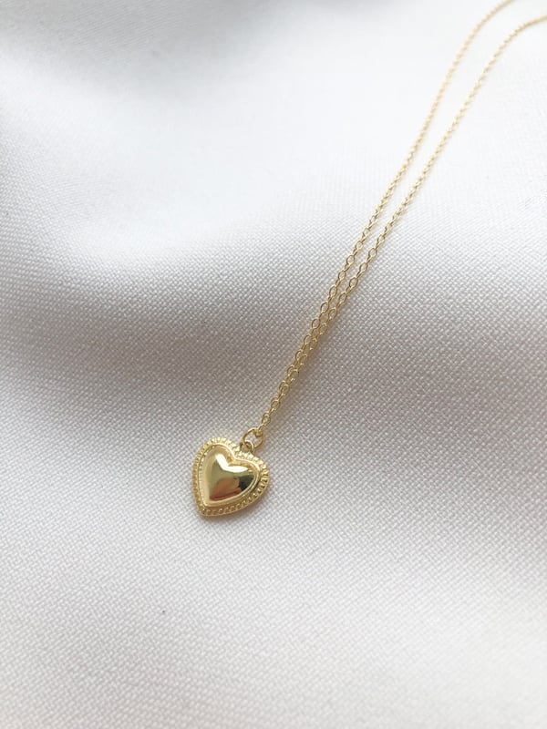 Pozłacany naszyjnik z sercem w stylu vintage