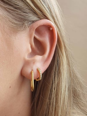 Kolczyki kółka huggies z jasnymi cyrkoniami