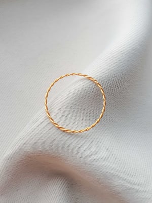 Wodoodporna cieniutka obrączka Twist