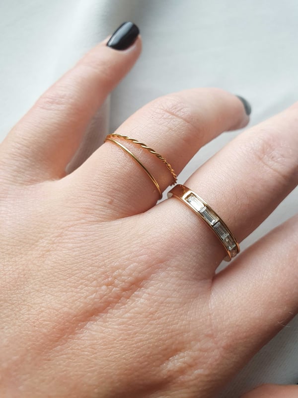 Wodoodporna cieniutka obrączka Twist