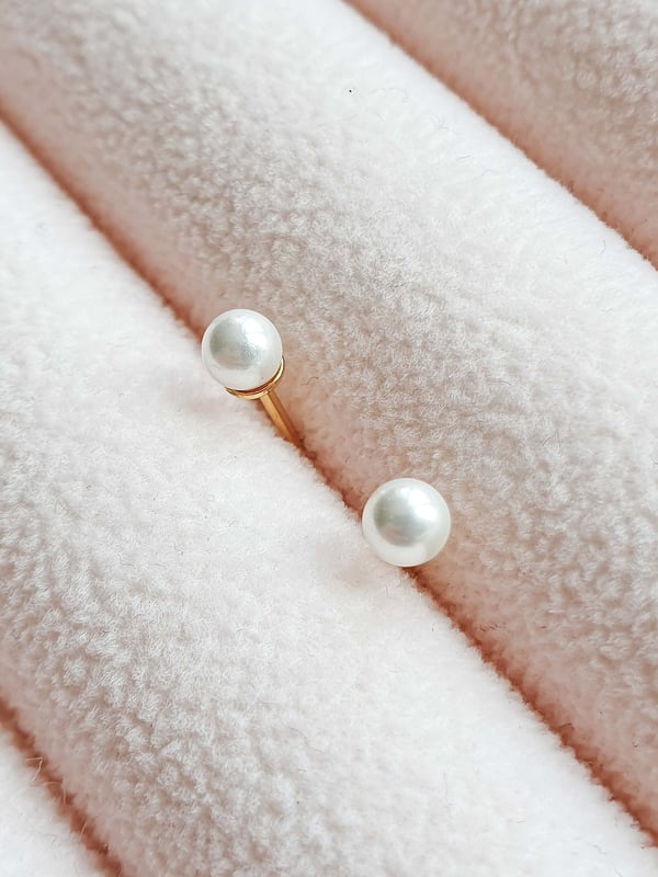 Pozłacany kolczyk z mini perłą - 1 szt.