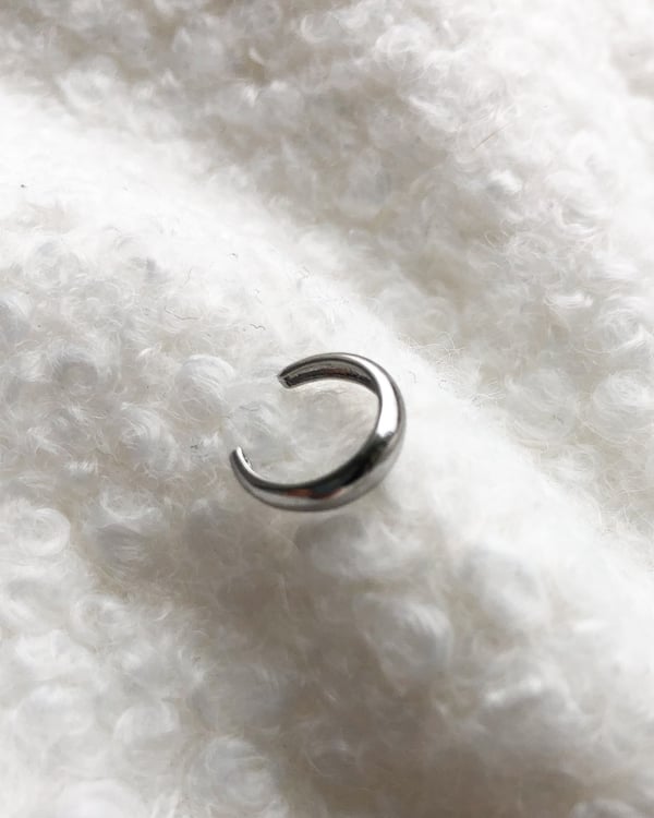 Srebrna klasyczna nausznica Basic