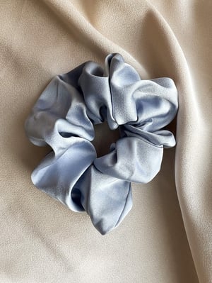 Błękitna gumka do włosów scrunchie