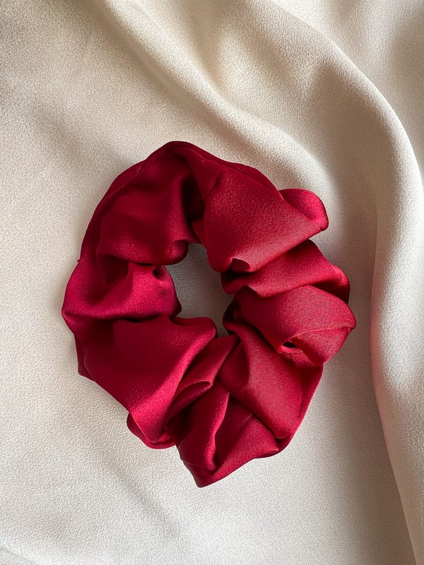 Bordowa gumka do włosów scrunchie