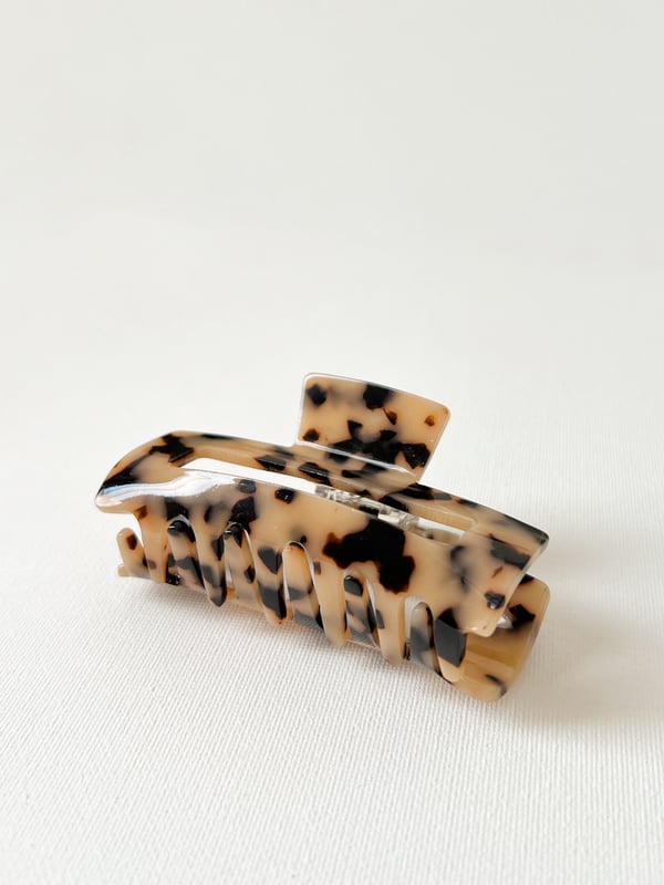 Duża jasna szylkretowa spinka do włosów