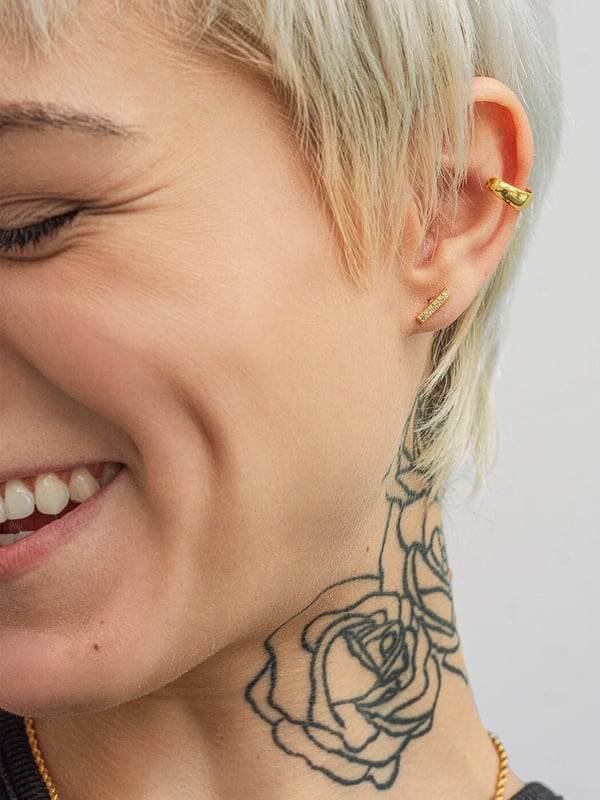 Pozłacane kolczyki kreski z jasnymi cyrkoniami