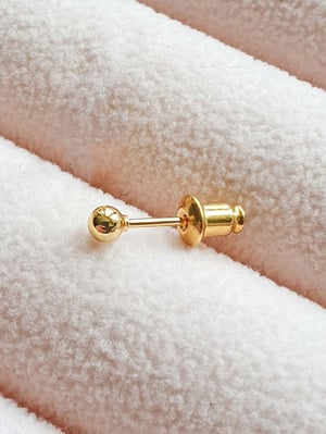 Pozłacany kolczyk z kuleczką - 1 szt.