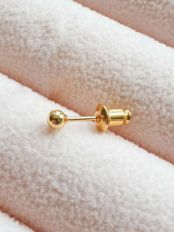 Pozłacany kolczyk z kuleczką - 1 szt.