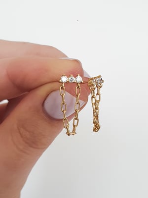 Kolczyki z cyrkoniami i łańcuszkiem
