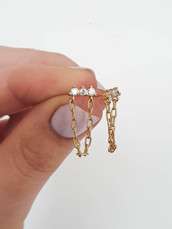 Kolczyki z cyrkoniami i łańcuszkiem