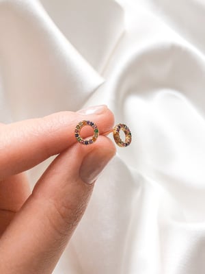 Pozłacane kolczyki kółeczka z tęczowymi cyrkoniami