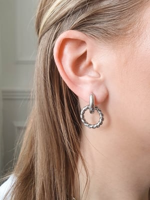 Srebrne kolczyki koła Bold z zawieszką