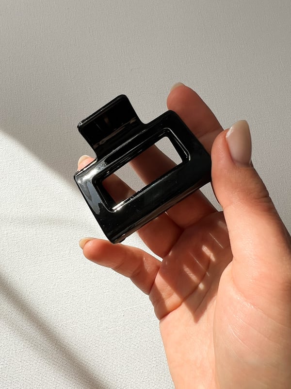 Średnia czarna spinka do włosów