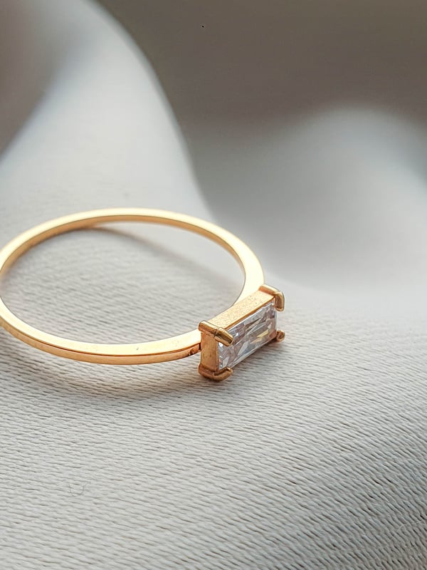 Wodoodporna obrączka z kryształem górskim