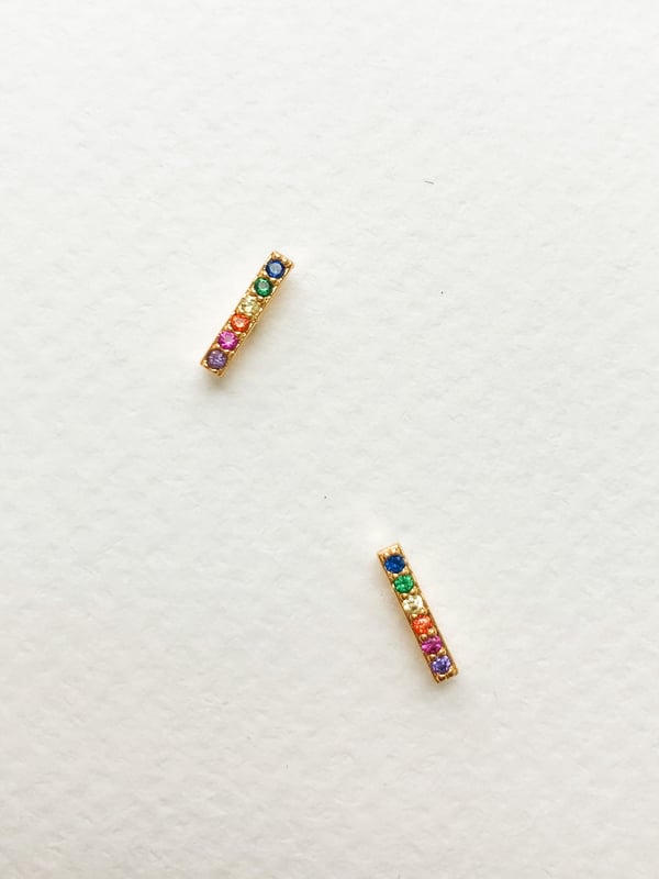 Pozłacane kolczyki kreski z tęczowymi cyrkoniami