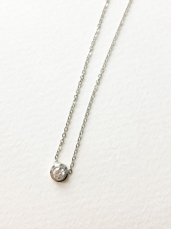 Minimalistyczny srebrny naszyjnik z cyrkonią