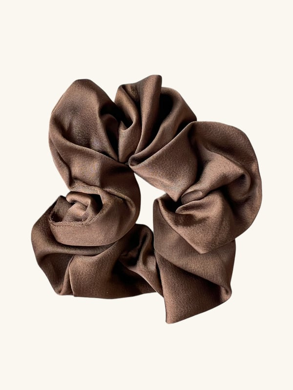 Brązowa gumka do włosów scrunchie