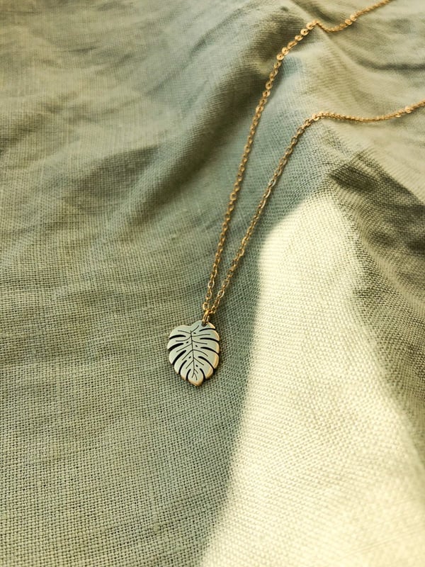 Pozłacany naszyjnik z monsterą