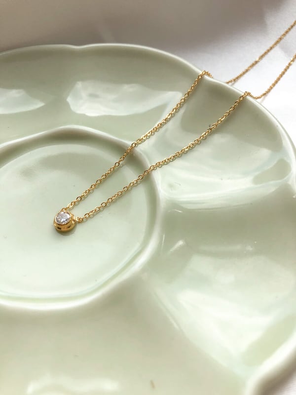 Pozłacany minimalistyczny naszyjnik z cyrkonią