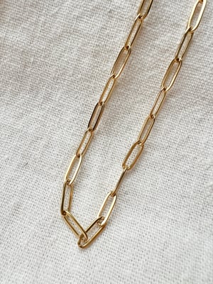 Pozłacany łańcuszek z podłużnymi ogniwami