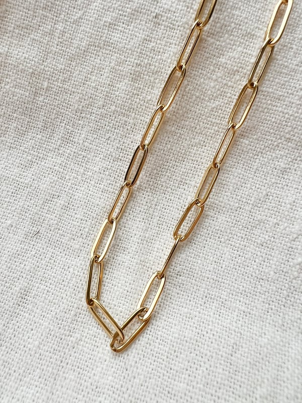 Pozłacany łańcuszek z podłużnymi ogniwami