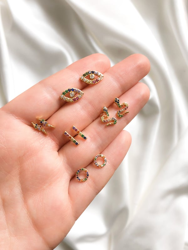 Pozłacane kolczyki kółeczka z tęczowymi cyrkoniami