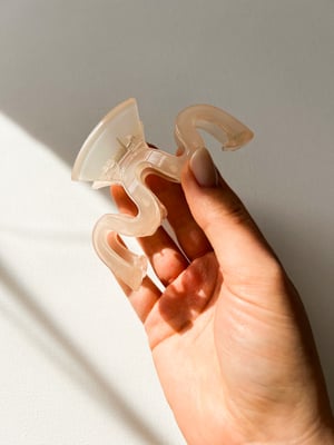 Duża jasna spinka do włosów falka