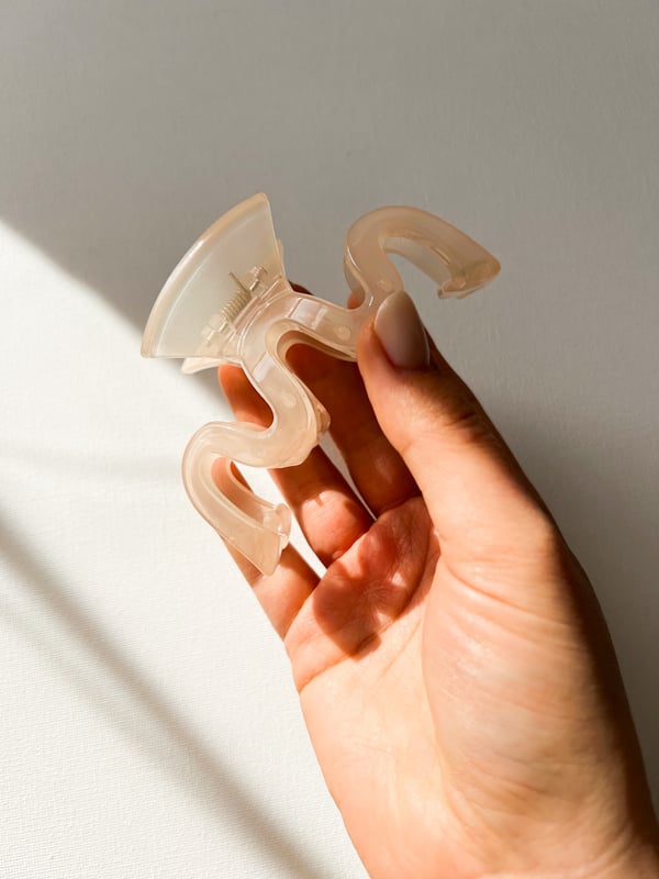 Duża jasna spinka do włosów falka