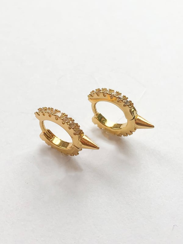 Kolczyki Kółka Huggies Spike z jasnymi cyrkoniami