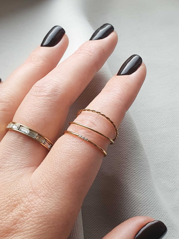 Wodoodporna cieniutka obrączka Twist