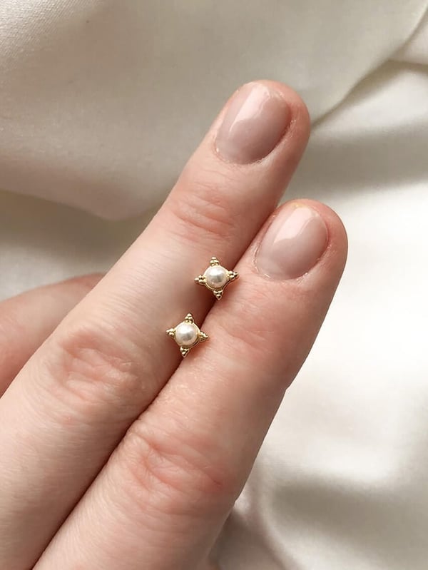 Pozłacany kolczyk z naturalnymi perłą - 1 szt.