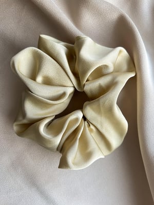 Jasnozielona gumka do włosów scrunchie