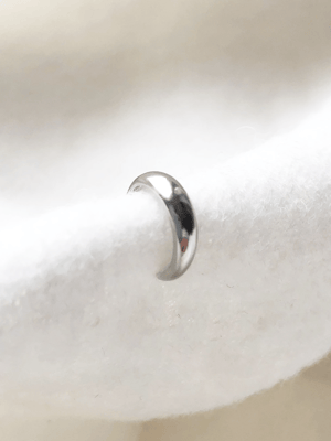 Srebrna klasyczna nausznica Basic