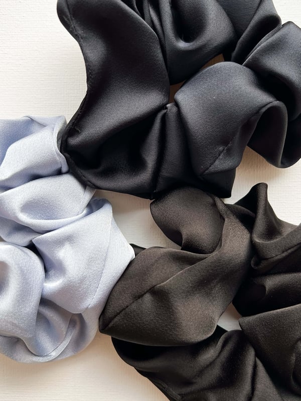 Błękitna gumka do włosów scrunchie