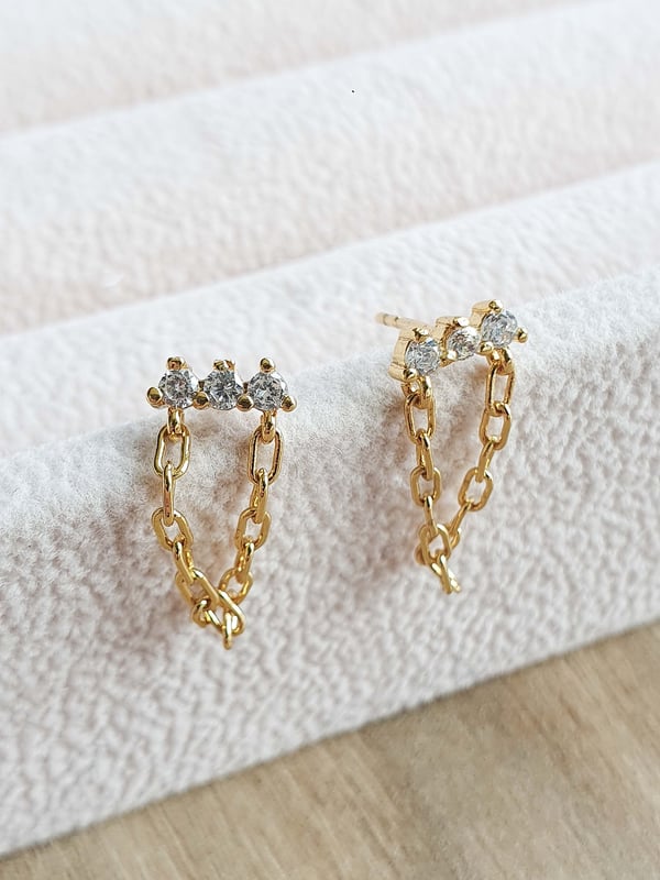 Kolczyk z cyrkoniami i łańcuszkiem - 1 szt.