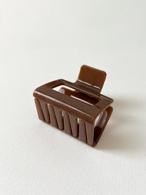 Średnia brązowa spinka do włosów