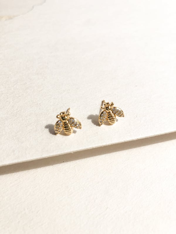 Delikatny kolczyk z pszczołą Golden Bee - 1 szt.
